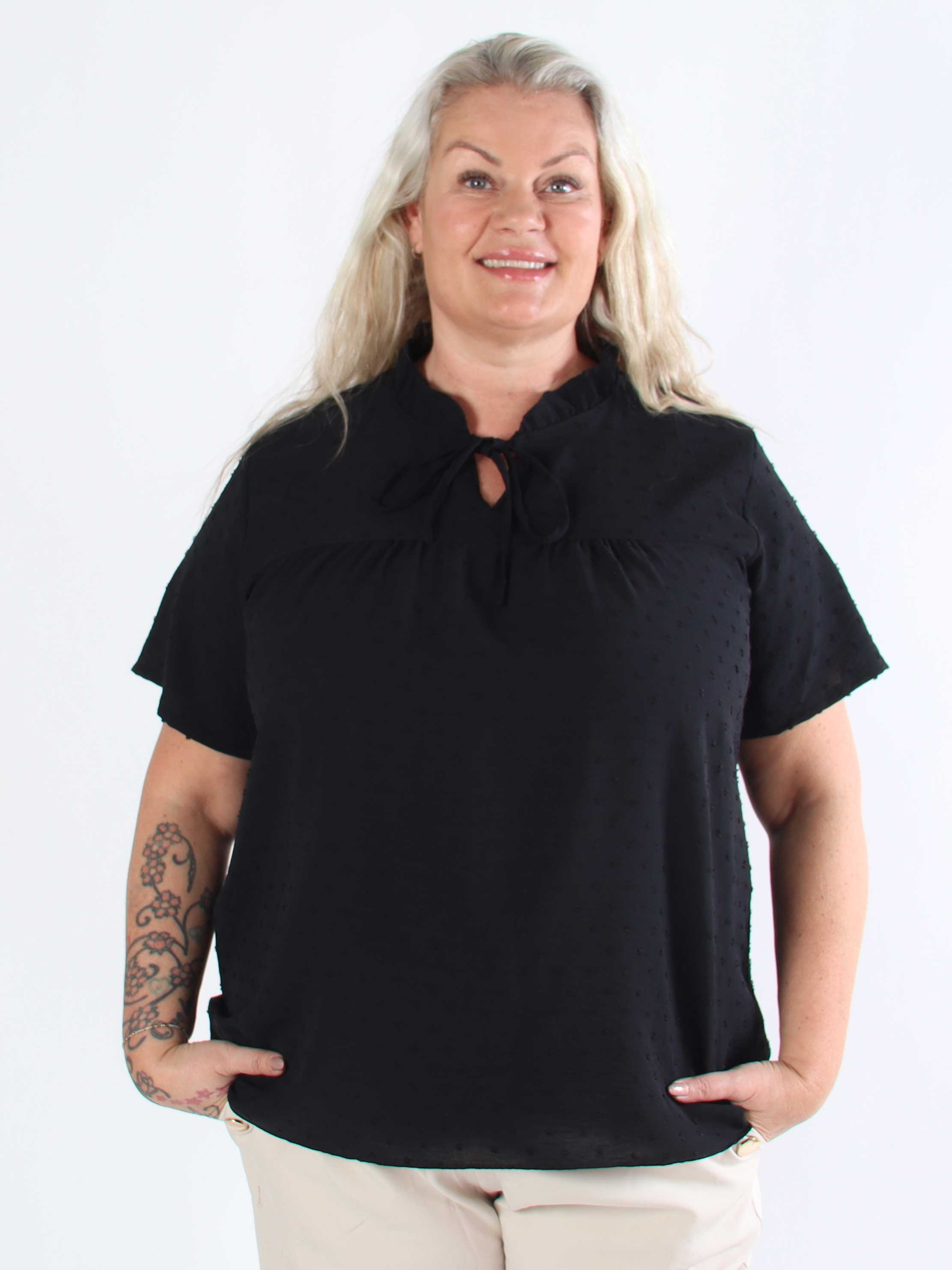 Bloom - Söt tunika i plusstorlek med volangkant och rosett